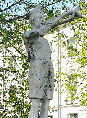 Статуя пионера 1950-60 годов в современности